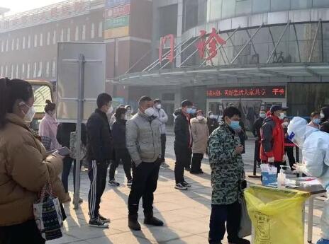 郑州市第七人民医院市民在排队做抗原检测